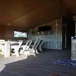 Campismo de Luxo Pleasant Tent With Swimming Pool Fermo